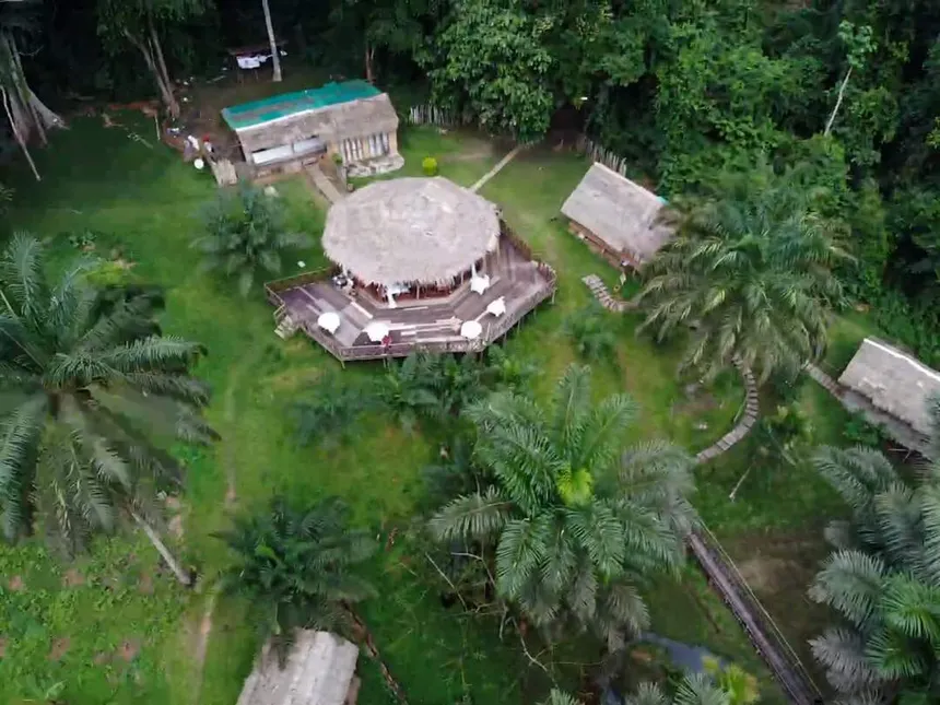 lodge aménagé dans la forêt oveng